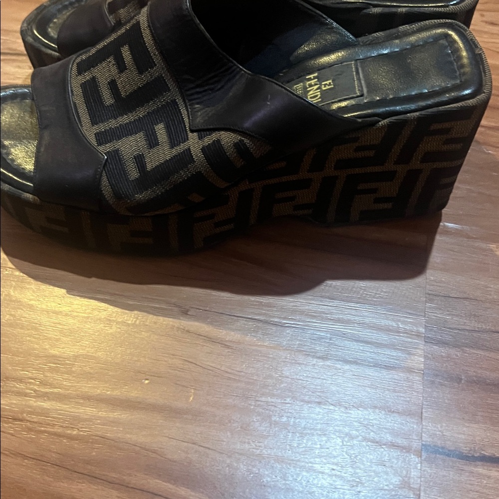 Fendi Black and Brown Leather Slides - Picture 7 of 7